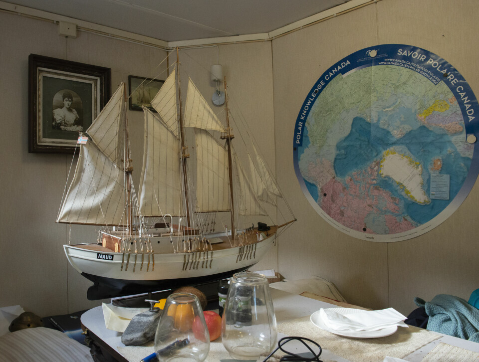 MODELL: En modell av «Maud» og historiske bilder på skottet er på plass i styrhuset til «Tandberg Polar».