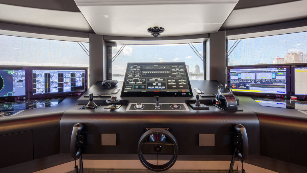 FØRERPLASS: Superyachten Benetti Spectre 69M. FØRERPLASS: Superyachten Benetti Spectre 69M.