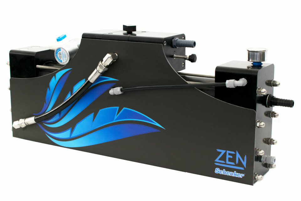 KOMPAKT VANNMASKIN: Schenker Zen er en lett og kompakt watermaker som produserer 30 liter vann i timen og fungerer med 12 Volt. Effektforbruket er 110 watt, som betyr at den drar 9-10 ampere. Den plasseringsvennlige enheten på 19 kilo koster cirka ...