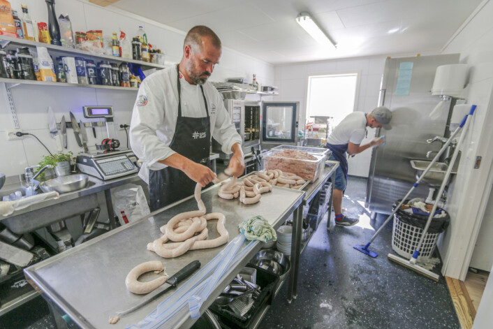 LOKALE PØLSER: Ragnvald Zwilgmeyer lager pølser i forskjellige varianter som smaker fortreffelig. LOKALE PØLSER: Ragnvald Zwilgmeyer lager pølser i forskjellige varianter som smaker fortreffelig.