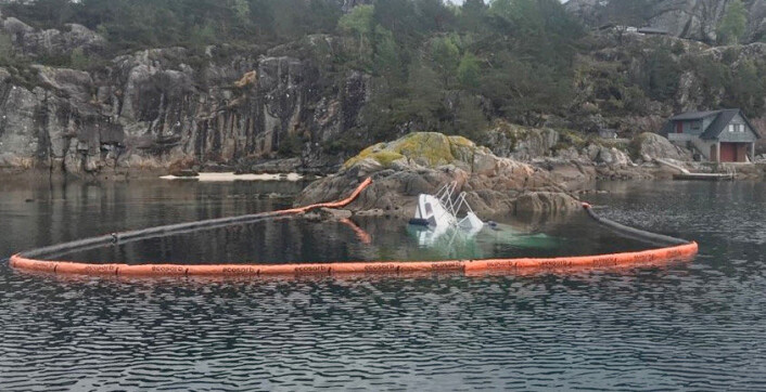 Det ble lagt ut lenser rundt havaristen for å unngå oljesøl. Båten har vel 400 liter dielsel om bord. Det ble lagt ut lenser rundt havaristen for å unngå oljesøl. Båten har vel 400 liter dielsel om bord.