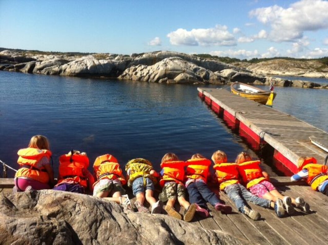 STRANDFAST: Barna på Bergstø barnehage fikk ikke lenger lov til å ta sjekte, hvis de ansatte ikke tok fritidsbåtskippersertifikat. Men nå er nytt regelverk på vei. STRANDFAST: Barna på Bergstø barnehage fikk ikke lenger lov til å ta sjekte, hvis de ansatte ikke tok fritidsbåtskippersertifikat. Men nå er nytt regelverk på vei.