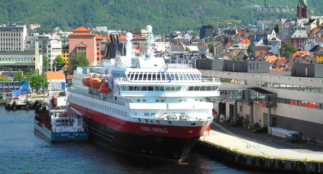 «Kong Harald» bunkrer i Bergen. Skipet er blant Hurtigrutene som skal begynne å bruke biogass om få år. «Kong Harald» bunkrer i Bergen. Skipet er blant Hurtigrutene som skal begynne å bruke biogass om få år.