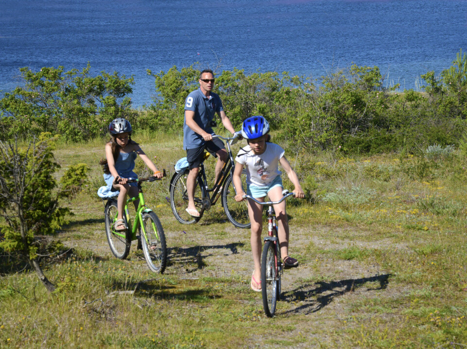 SYKKEL: Koster er bilfritt. Den beste måten å utforske øyene på er med leid sykkel.