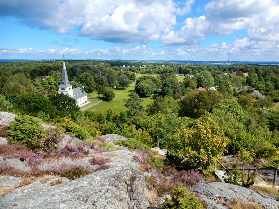 SYD: På Sydkoster ligger kirke og butikk midt på øya. SYD: På Sydkoster ligger kirke og butikk midt på øya.