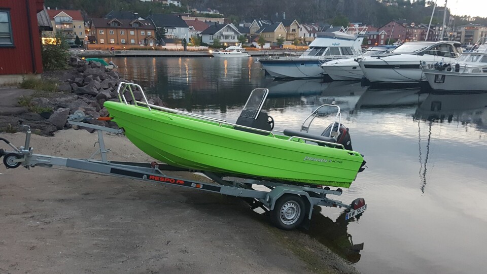 SJØSETTES: Båten fikk sin midlertidige hjemmehavn i Holmestrand.