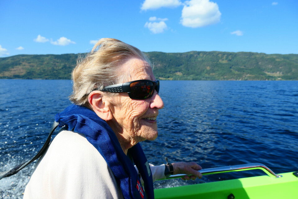 VIND I HÅRET: Oldemor Ida (93) fikk seg også en båttur, da vi tok med båten på hengeren til Hadeland.