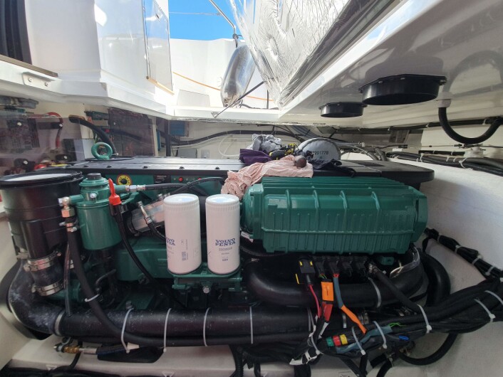 På Volvo Penta D6 sitter sjøvannsfilteret lett tilgjengelig foran på babord (venstre) side av motoren. Impelleren sitter rett under filteret. På Volvo Penta D6 sitter sjøvannsfilteret lett tilgjengelig foran på babord (venstre) side av motoren. Impelleren sitter rett under filteret.