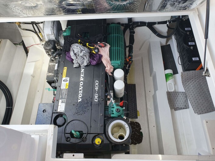 Sealine C330 har stort motorrom under akterdekket for Volvo Penta D6. Sealine C330 har stort motorrom under akterdekket for Volvo Penta D6.