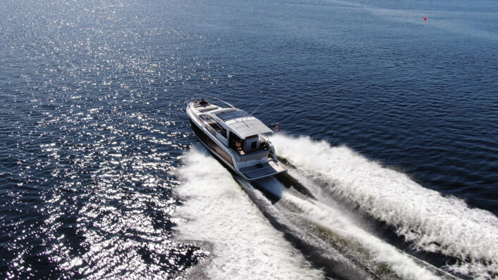 Sealine C390. Sealine C390.