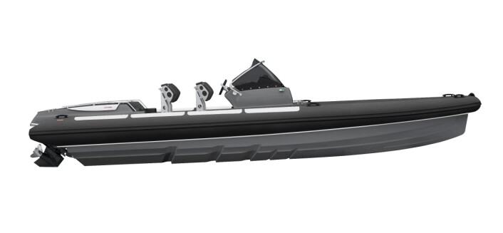Goldfish 29 med step-skrog og rett baug. Båten er en RIB, det vil si med luftpute rundt for oppdrift og som bidrar til å gjøre fartøyet lett. Foto: Goldfish Boats Goldfish 29 med step-skrog og rett baug. Båten er en RIB, det vil si med luftpute rundt for oppdrift og som bidrar til å gjøre fartøyet lett. Foto: Goldfish Boats