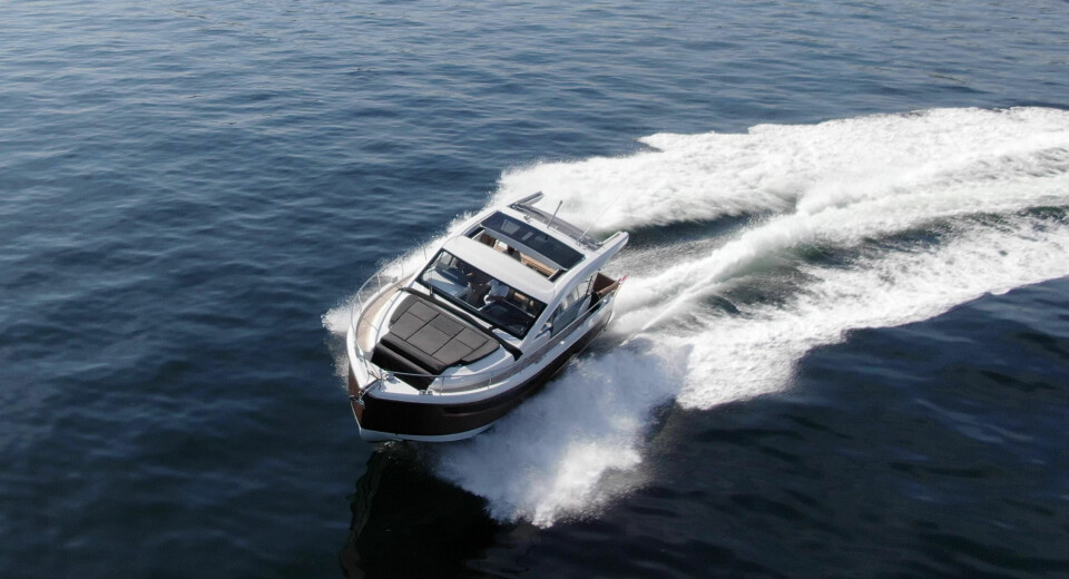 UTADVENDT OG ÅPEN: Sealine C390 er en smart og sosial kupébåt med mye plass både ute og inne, for deg som har råd til å bruke over fem millioner kroner på båtkjøpet.