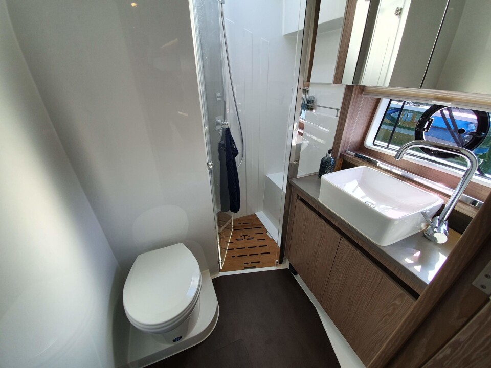 REDERLUGAR: Sealine C390 har stor rederlugar forut med eget bad. REDERLUGAR: Sealine C390 har stor rederlugar forut med eget bad.