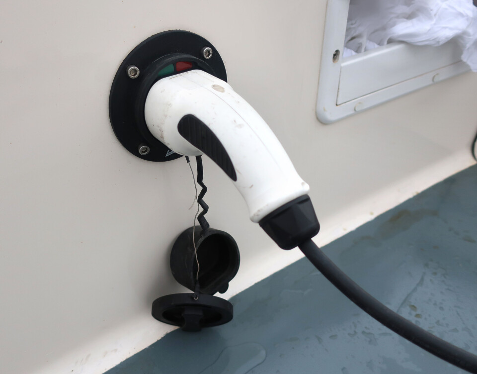 LADING: Det tar 12 timer å fullade batteriene. LADING: Det tar 12 timer å fullade batteriene.