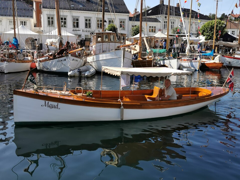 «MAUD»: 7,5 meter lange «Maud» ble bygget på Elco Fabrikker i USA i 1895. Båten ble totalrenovert fra 1994 til 1997, og ble sjøsatt på Risør trebåtfestival samme år som den var ferdig. «Maud» fikk året etter restaureringsprisen på festivalen. Senere ...