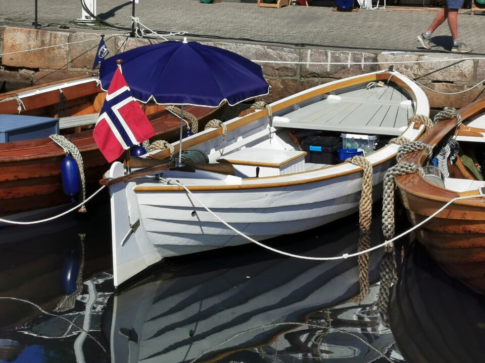 «BELLIS»: Bellis er en sommerlig og åpen tresjekte fra 1936. Hvem som er båtbygger er ukjent, men den kom i Pål Justin Riksfjord Svendsens eie i 2014. Den 6,9 meter lange sjekta fikk da en total renovering innvendig og ny motor.