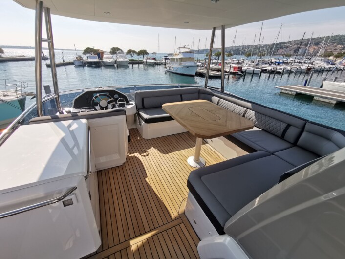 FLYBRIDGE: God plass, med solseng bak. FLYBRIDGE: God plass, med solseng bak.