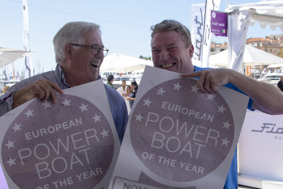 GLADE: Knut Heiberg-Andersen i Windy og Espen Aalrud i Marex, kunne ta i mot klistremerkene som viser at båtene er nominert.