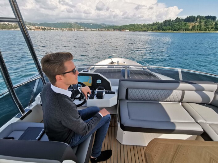 FLYBRIDGE: Førerplass med utsikt. FLYBRIDGE: Førerplass med utsikt.