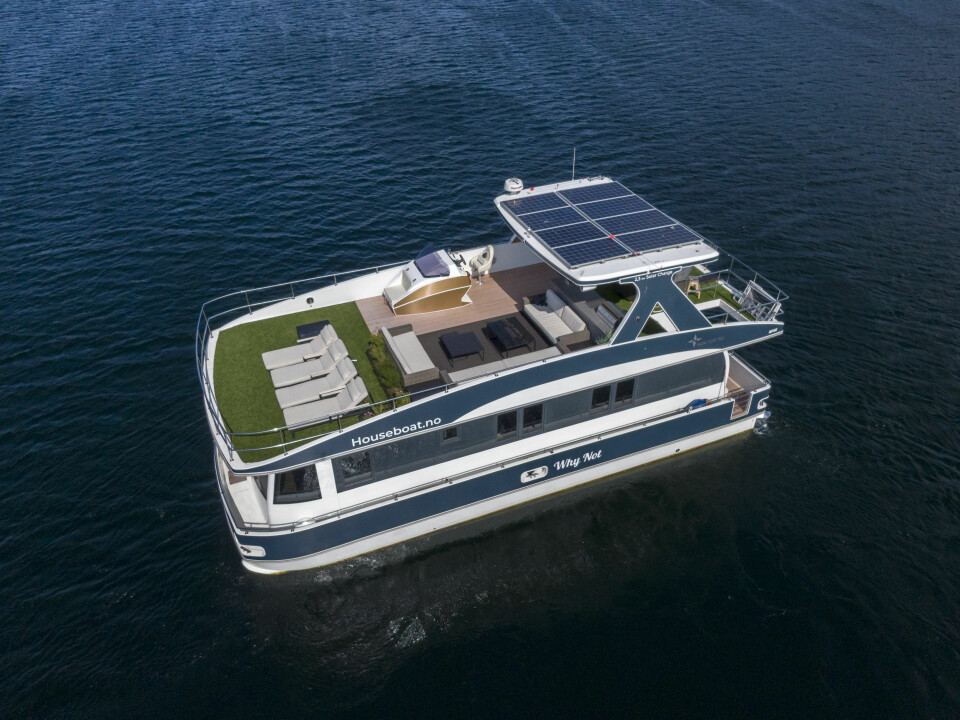 EGEN STRØM: Båten er ennå ikke tilkoblet landstrøm, det sørger solcellepanelet for.