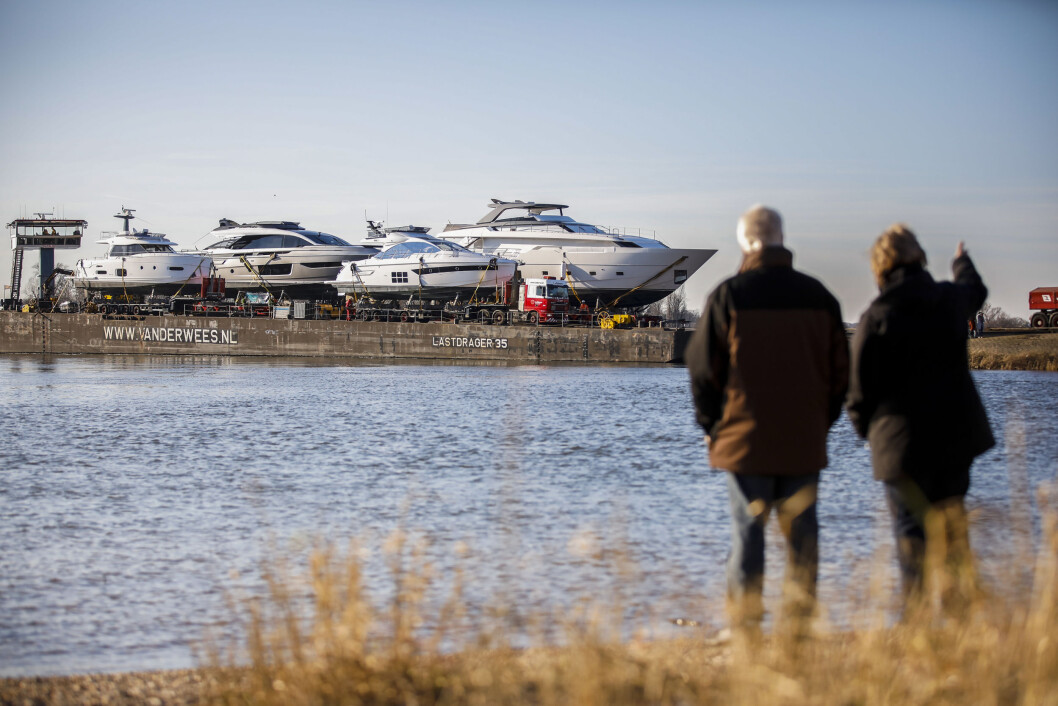Bei strahlendem Winterwetter erreicht am 6. Januar ein Ponton mit sechs Großyachten, die vom 18. bis 26. Januar auf der boot Düsseldorf zu sehen sind, die Anlegestelle an der Messe. 24 Stunden hatte die Fahrt vom Rotterdamer Hafen bis in die ... Bei strahlendem Winterwetter erreicht am 6. Januar ein Ponton mit sechs Großyachten, die vom 18. bis 26. Januar auf der boot Düsseldorf zu sehen sind, die Anlegestelle an der Messe. 24 Stunden hatte die Fahrt vom Rotterdamer Hafen bis in die ...