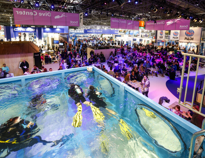 DYKKING: Er du dykkeinteressert finner du om lag 400 utstillere på Boot Düsseldorf.Die boot Düsseldorf ist als weltweit größte Boots- und Wassersportmesse alljährlich im Januar der ?In-Treffpunkt? der gesamten Branche. Die Aussteller zeigen vom 19. ... DYKKING: Er du dykkeinteressert finner du om lag 400 utstillere på Boot Düsseldorf.Die boot Düsseldorf ist als weltweit größte Boots- und Wassersportmesse alljährlich im Januar der ?In-Treffpunkt? der gesamten Branche. Die Aussteller zeigen vom 19. ...