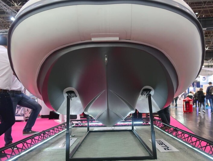 TUNNELL: Skroget kan beskrives som en smal trimaran. TUNNELL: Skroget kan beskrives som en smal trimaran.