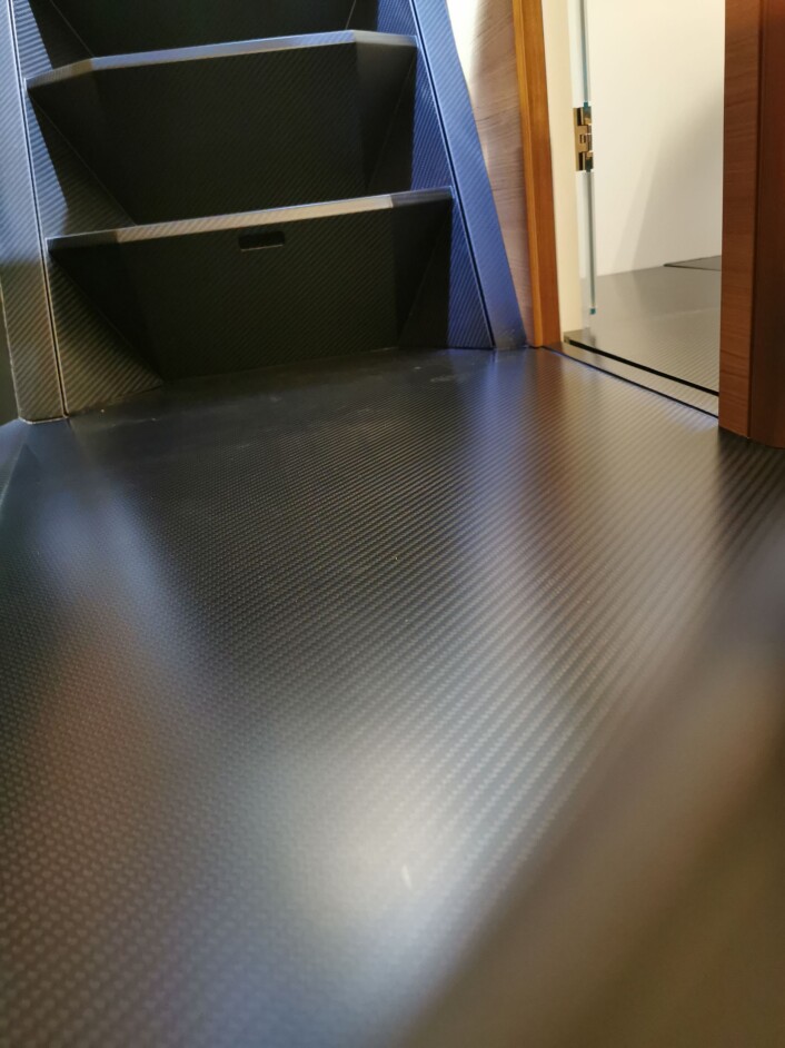 FOR MYE AV DET GODE: Karbonfiber som dørk blir glatt, veldig glatt. FOR MYE AV DET GODE: Karbonfiber som dørk blir glatt, veldig glatt.