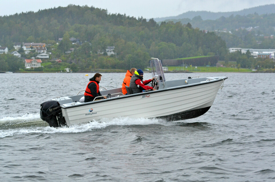 HØYT FRIBORD: Hobby 555 Proff oppleves som stødig og trygg under fiske, ikke minst på grunn av høyt fribord.