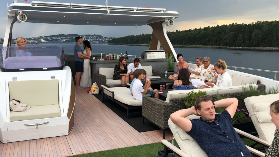 SOSIALT: Med stor flybridge er det plass til mange venner. SOSIALT: Med stor flybridge er det plass til mange venner.