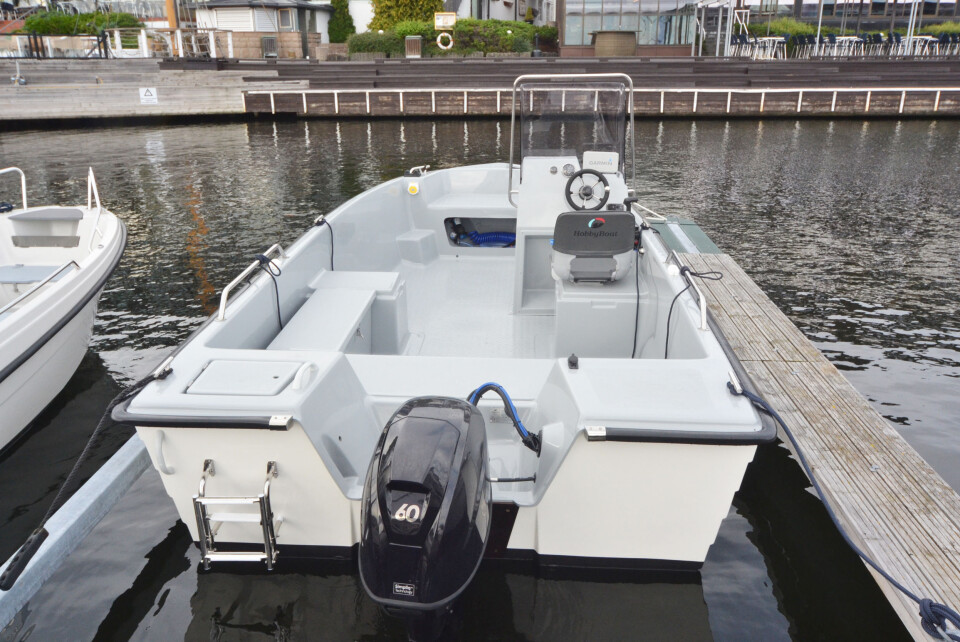 FUNKSJONELL: Dørken er ren og ryddig med god plass til fiskeutstyr. Innredningen er delvis modulbasert og kan tilpasses ønsket bruk. FUNKSJONELL: Dørken er ren og ryddig med god plass til fiskeutstyr. Innredningen er delvis modulbasert og kan tilpasses ønsket bruk.