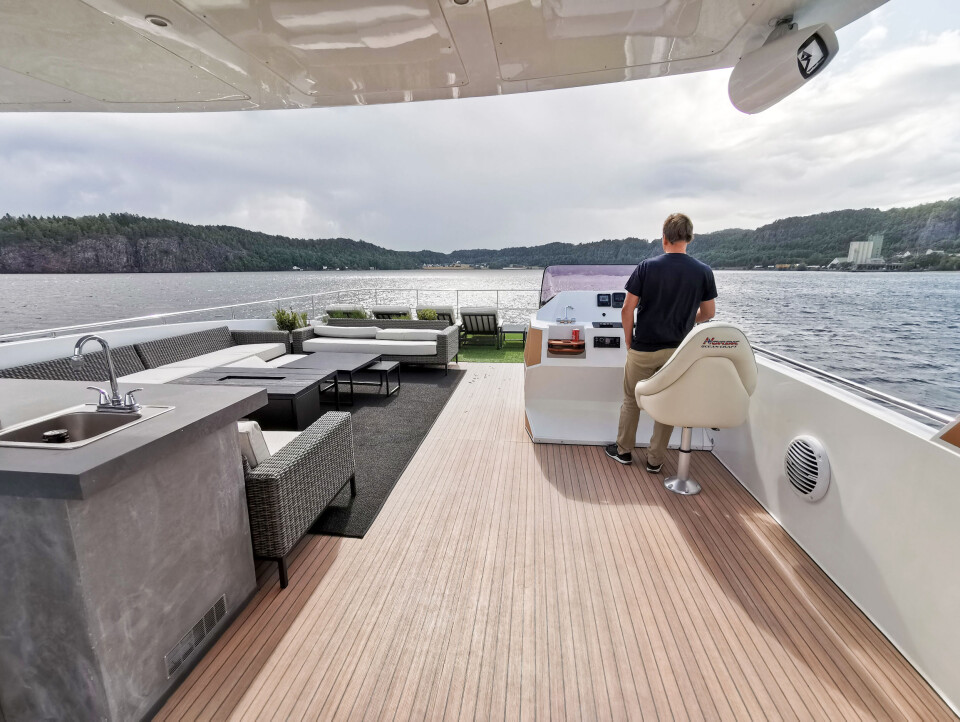 SOM EN TERRASSE: Jon Mørk har valgt komponenter som normalt forbindes med terrassen til en enebolig. SOM EN TERRASSE: Jon Mørk har valgt komponenter som normalt forbindes med terrassen til en enebolig.