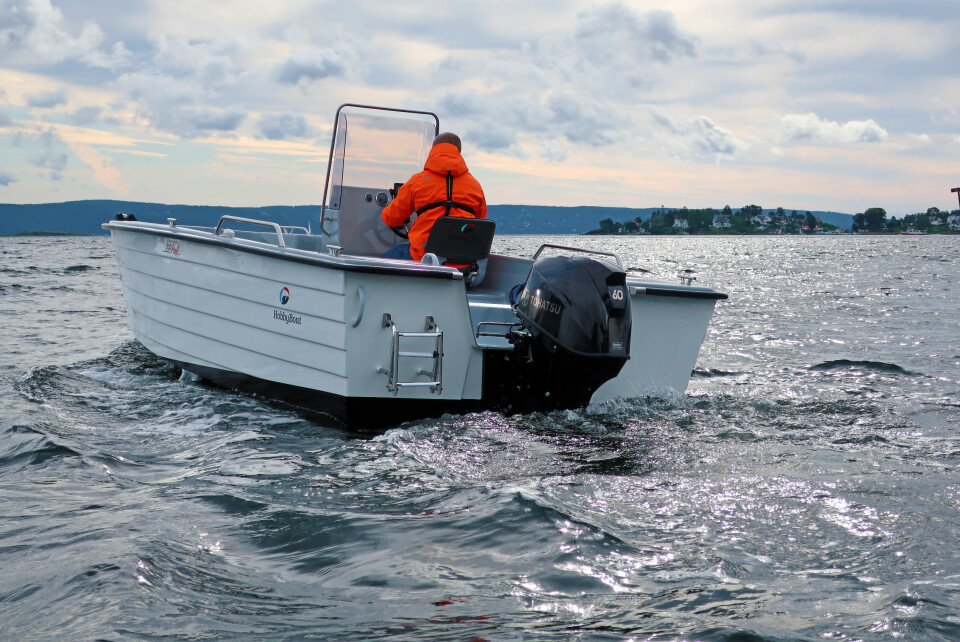 HØYT FRIBORD: Hobby 555 Proff oppleves som stødig og trygg under fiske, ikke minst på grunn av høyt fribord.