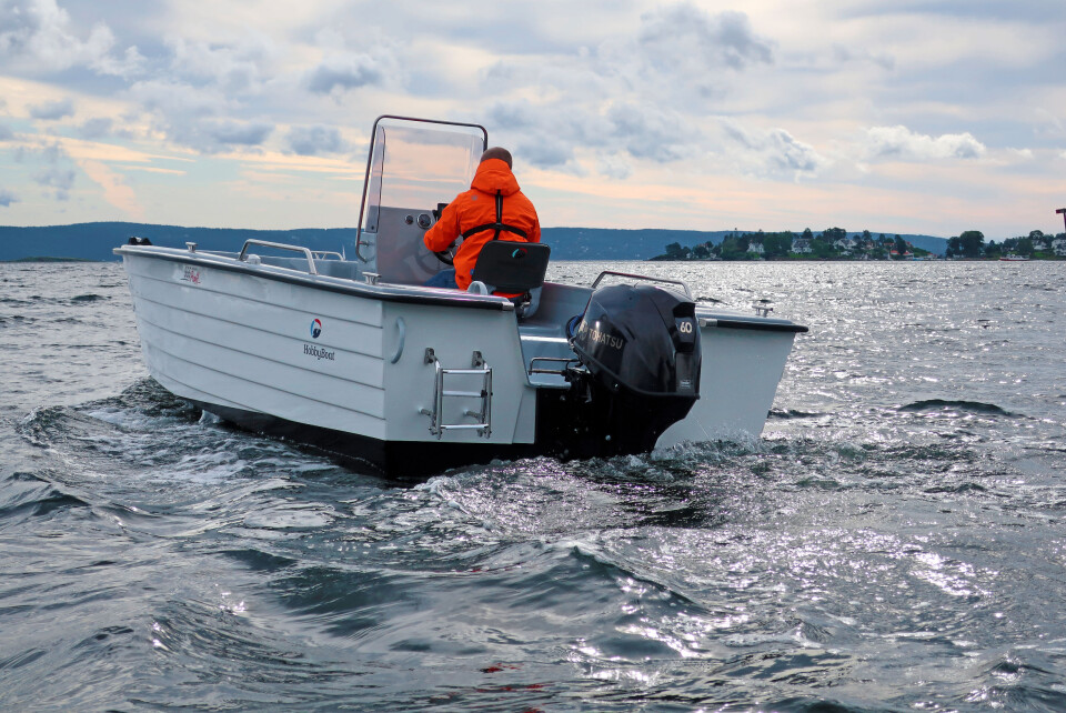 HØYT FRIBORD: Hobby 555 Proff oppleves som stødig og trygg under fiske, ikke minst på grunn av høyt fribord. HØYT FRIBORD: Hobby 555 Proff oppleves som stødig og trygg under fiske, ikke minst på grunn av høyt fribord.