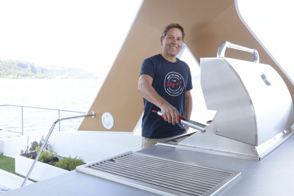 KONGE PÅ FLYBRIDGEN: Båten har stort grillkjøkken som har alt eieren Jon Mørk måtte trenge.