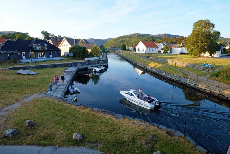 PÅ INNSIDEN: Den vakkert tilrettelagte Spangereidkanalen har friseilingshøyde på 4,5 meter og fører oss på innsiden av Lindesnes.