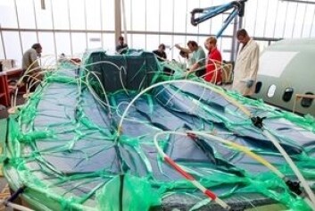 STØP: Den nye seilbåten er produsert etter en metode som setter store krav til bindemiddelet. Dette føres inn i laminatet gjennom slanger ved hjelp av vakuum. STØP: Den nye seilbåten er produsert etter en metode som setter store krav til bindemiddelet. Dette føres inn i laminatet gjennom slanger ved hjelp av vakuum.