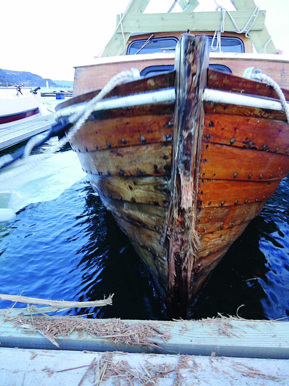 GNAGER SEG INN: Denne båten har spist seg inn i brygga. Foto: Danielle Rolim de Gois Finsrud.
