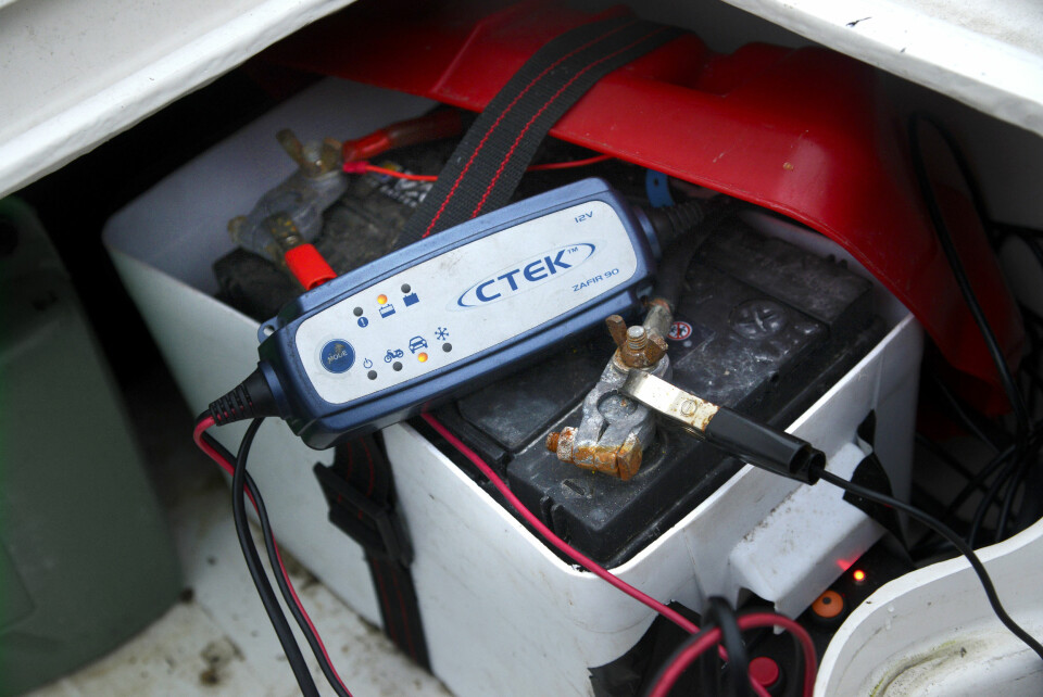 TOPPLAD: Batteriet bør være toppladet før båten vinterlagres. Du bør også ta av ledningene på polene.
