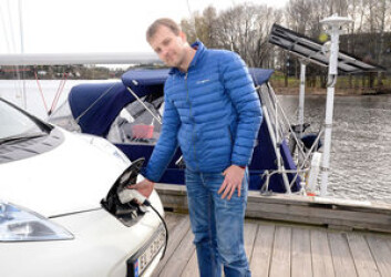 SMART: Trond Arvid Røsvik har utviklet et avansert elektrisk system i båten, basert på erfaringer fra hva han har gjort med solcellepanel hjemme. SMART: Trond Arvid Røsvik har utviklet et avansert elektrisk system i båten, basert på erfaringer fra hva han har gjort med solcellepanel hjemme.
