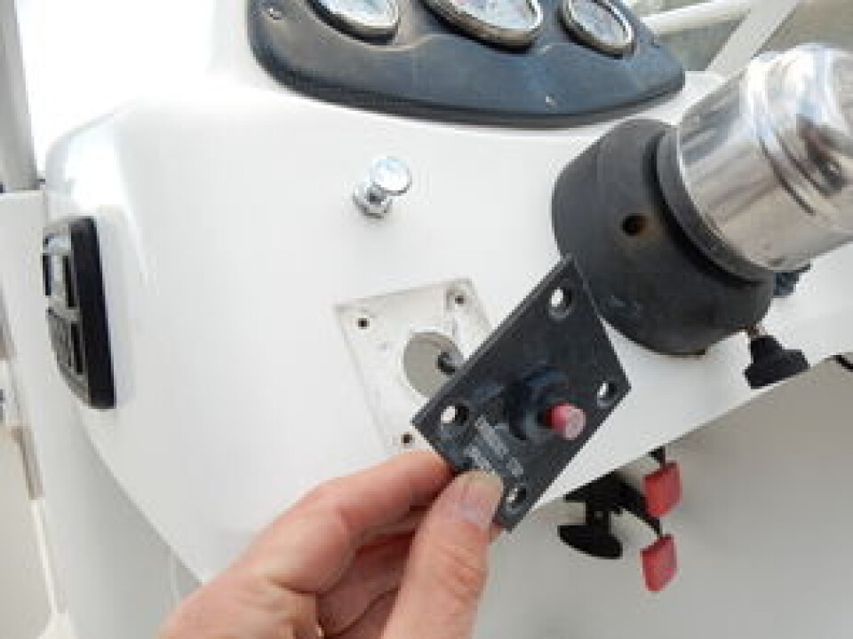 1: Sjekk type dødmannsknapp. Noen motorer stopper når ledningene har forbindelse. Andre stopper når forbindelsen er brutt. Dette er viktig å vite, fordi det avgjør om du skal koble til blå eller oransje ledning ... 1: Sjekk type dødmannsknapp. Noen motorer stopper når ledningene har forbindelse. Andre stopper når forbindelsen er brutt. Dette er viktig å vite, fordi det avgjør om du skal koble til blå eller oransje ledning ...