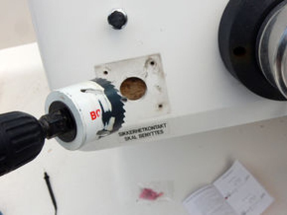 2: Borr hull. Hulsag har et styringsbor. Jeg monterte WiMEA på samme sted den tidligere dødmannsknappen satt. For å få styring på hulsagen tapet jeg fast en finerbit bak hullet. Selv med en 12 volts batteridrill gikk ... 2: Borr hull. Hulsag har et styringsbor. Jeg monterte WiMEA på samme sted den tidligere dødmannsknappen satt. For å få styring på hulsagen tapet jeg fast en finerbit bak hullet. Selv med en 12 volts batteridrill gikk ...