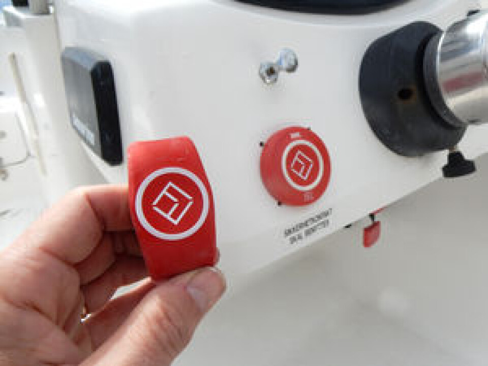 6: Parring. For at systemet skal virke, så må senderen på håndleddet parres med mottakeren. Dette gjøres ved å først trykke på mottakeren, og så trykke på senderen. En grønt blink ... 6: Parring. For at systemet skal virke, så må senderen på håndleddet parres med mottakeren. Dette gjøres ved å først trykke på mottakeren, og så trykke på senderen. En grønt blink ...