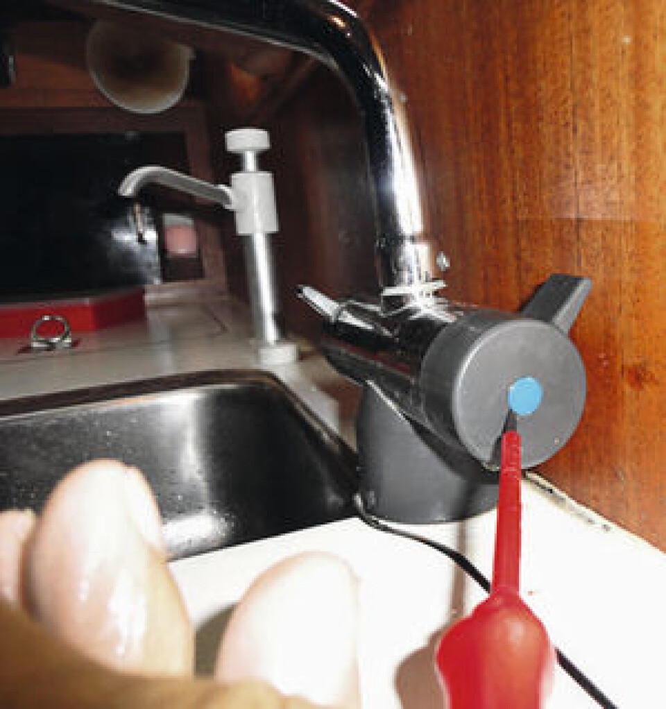 2. DEKSEL: Denne kranen er av samme type som den som finnes i mange bolighus. Det blå dekordekselet vippes av med en skrutrekker. 2. DEKSEL: Denne kranen er av samme type som den som finnes i mange bolighus. Det blå dekordekselet vippes av med en skrutrekker.