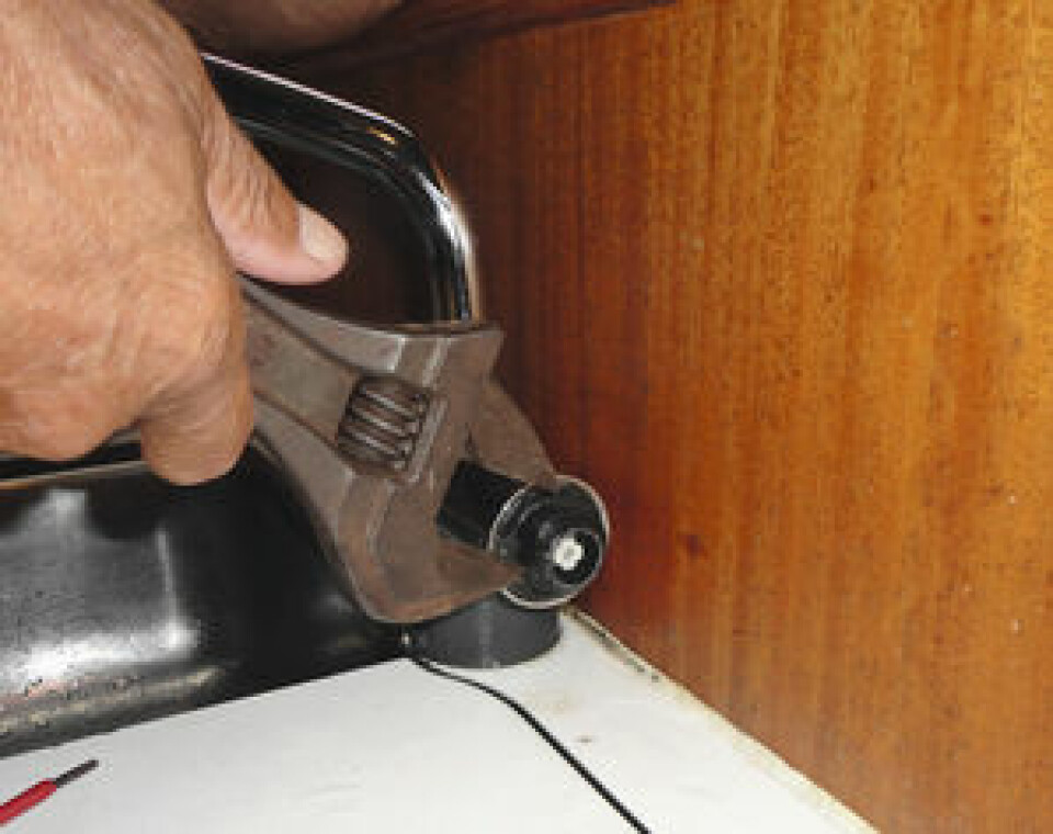 4. INNSATS: En innsats med utvendige gjenger holder den keramiske ventilenheten (kassetten) på plass.