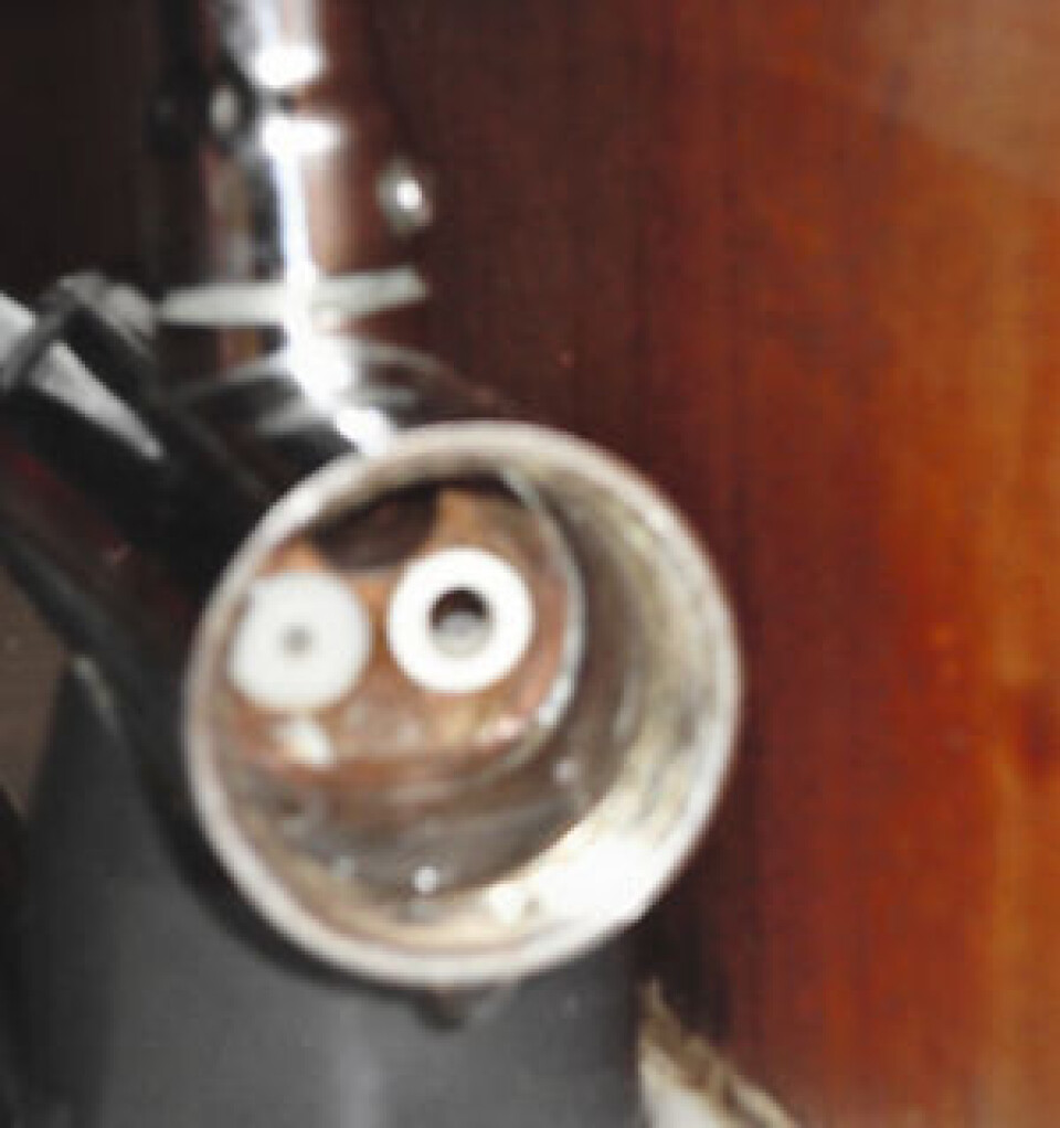 6. VENTILER: Den keramiske ventilinnsatsen presses mot vannets inngangsventiler inne i kranhuset. 6. VENTILER: Den keramiske ventilinnsatsen presses mot vannets inngangsventiler inne i kranhuset.