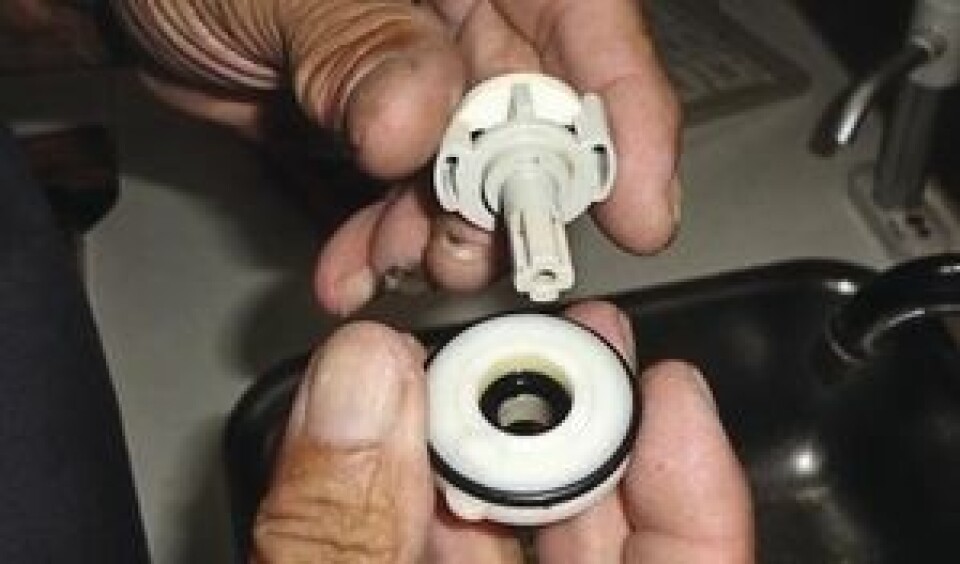 7. SLITASJE: Spindelen sitter i et lager tettet av en o-ring. O-ringene er utslitte etter 23 år i båten.