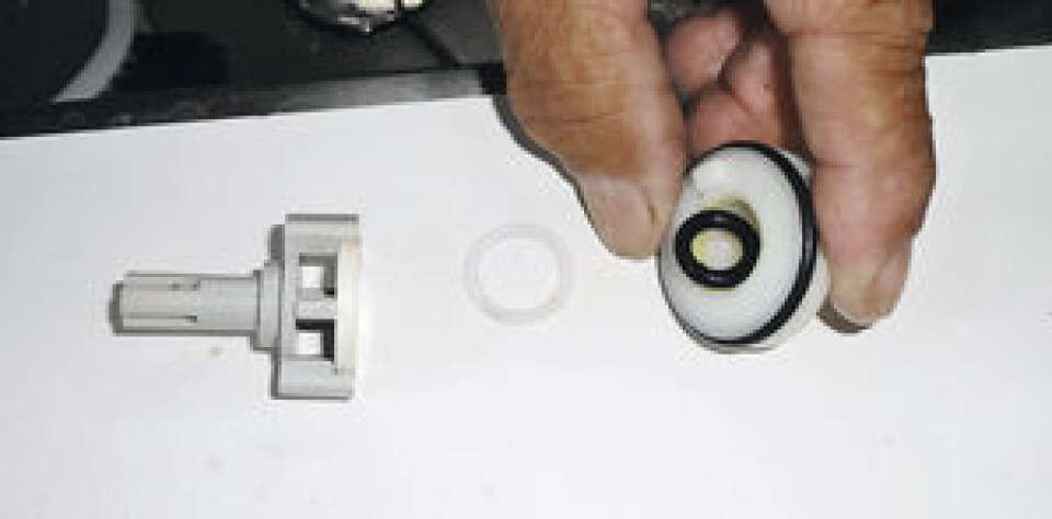 8. NY O-RING: Den slitte o-ringen tas ut og erstattes med en ny. Her må de nye delene ha helt nøyaktig dimensjon. 8. NY O-RING: Den slitte o-ringen tas ut og erstattes med en ny. Her må de nye delene ha helt nøyaktig dimensjon.