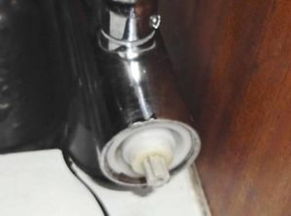 11. KORREKT PLASSERING: Under montering må innsatsen passe til en fordypning i huset. Føl med en finger hvor den er plassert. Innsatsen skal gli lett inn. 11. KORREKT PLASSERING: Under montering må innsatsen passe til en fordypning i huset. Føl med en finger hvor den er plassert. Innsatsen skal gli lett inn.