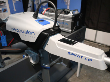 LITEN: ePropulsion Spirit 1 yter en kilowatt, og kan erstatte en 3-4 hk bensin. Motoren koster 17 000 kroner, og kan erstatte mange 2-taktere, men faller utenom støtten i Sverige. LITEN: ePropulsion Spirit 1 yter en kilowatt, og kan erstatte en 3-4 hk bensin. Motoren koster 17 000 kroner, og kan erstatte mange 2-taktere, men faller utenom støtten i Sverige.